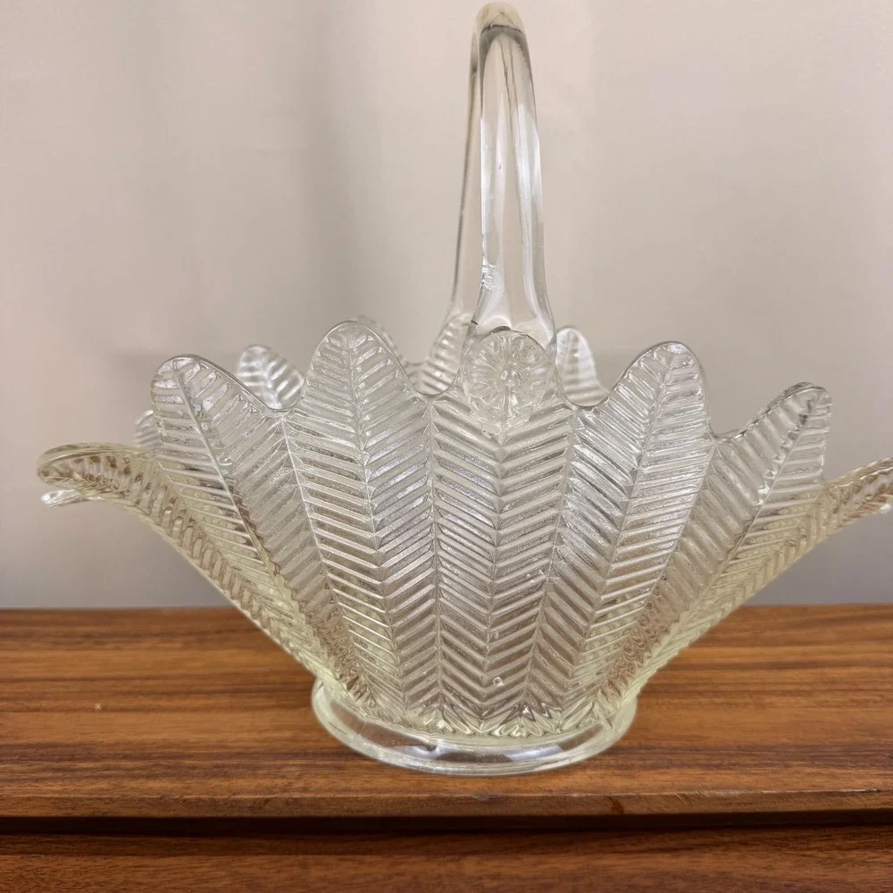 LE Smith Glass Basket Vintage Clear Herringbone Feather Pattern Scalloped Edge